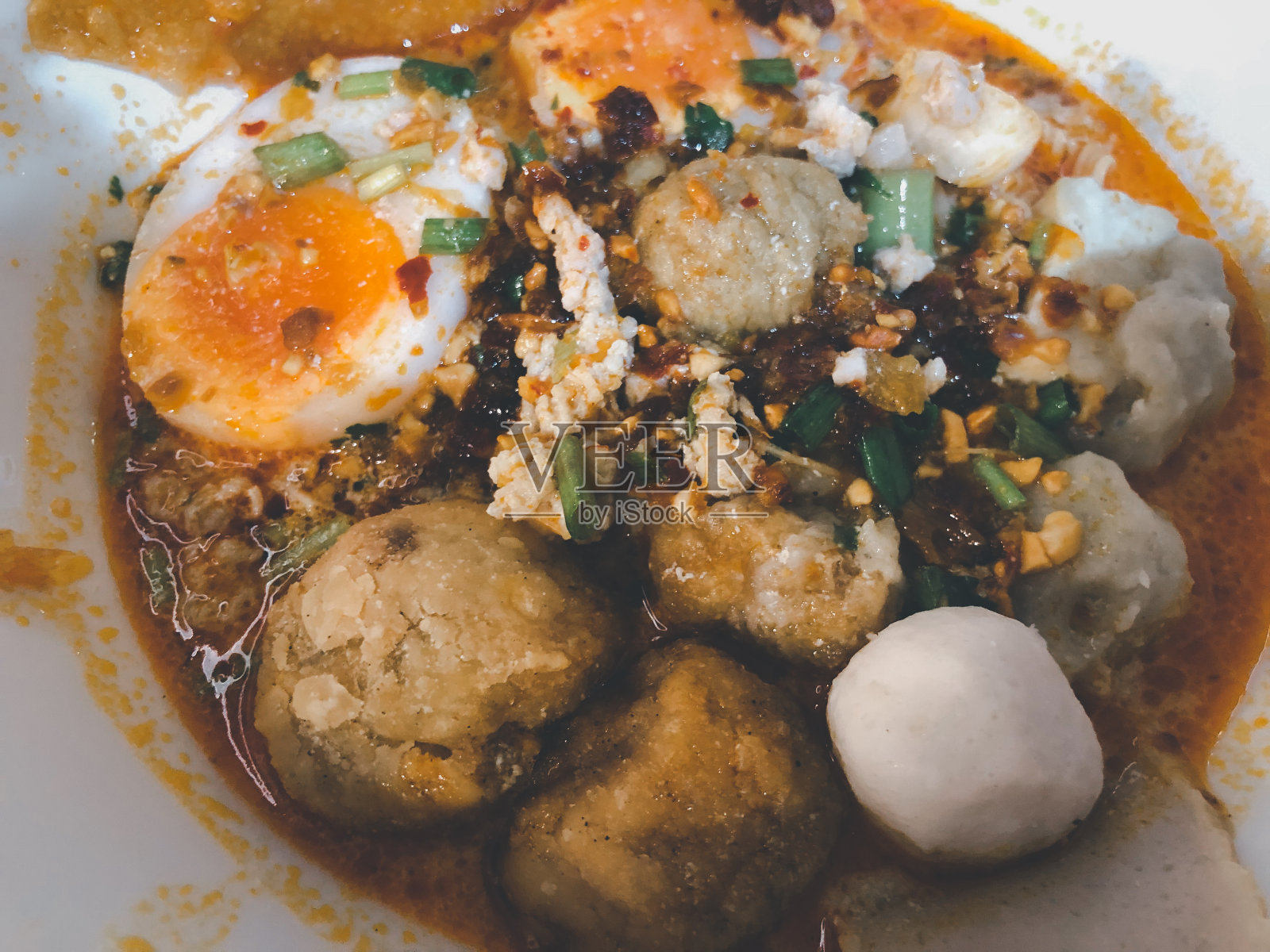 许多肉丸汤姆yum面条的特写镜头。泰国菜照片摄影图片