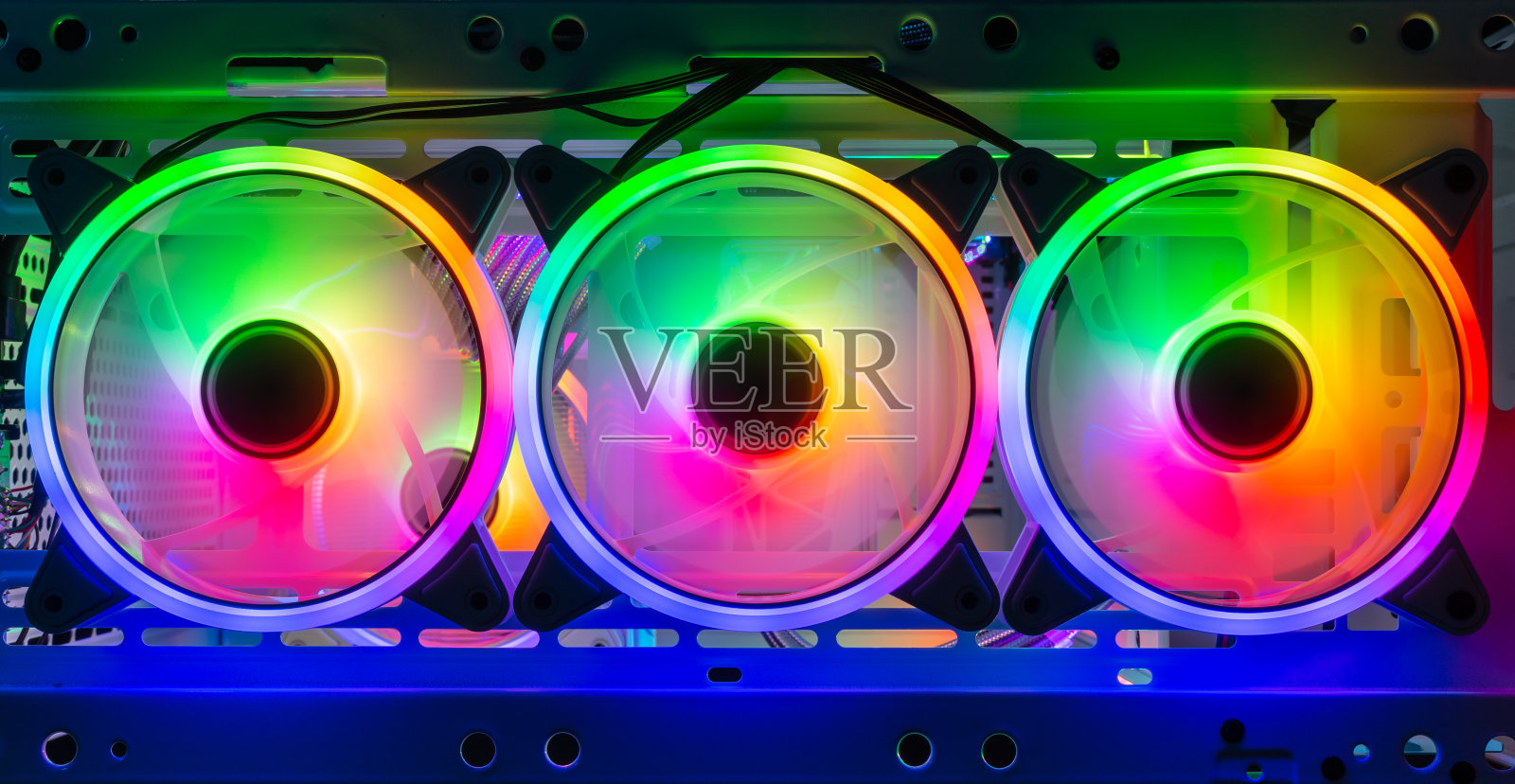 三色鲜艳明亮的彩虹led RGB PC风扇风箱冷却器白色台式电脑机箱。游戏改装水冷却和技术概念背景照片摄影图片
