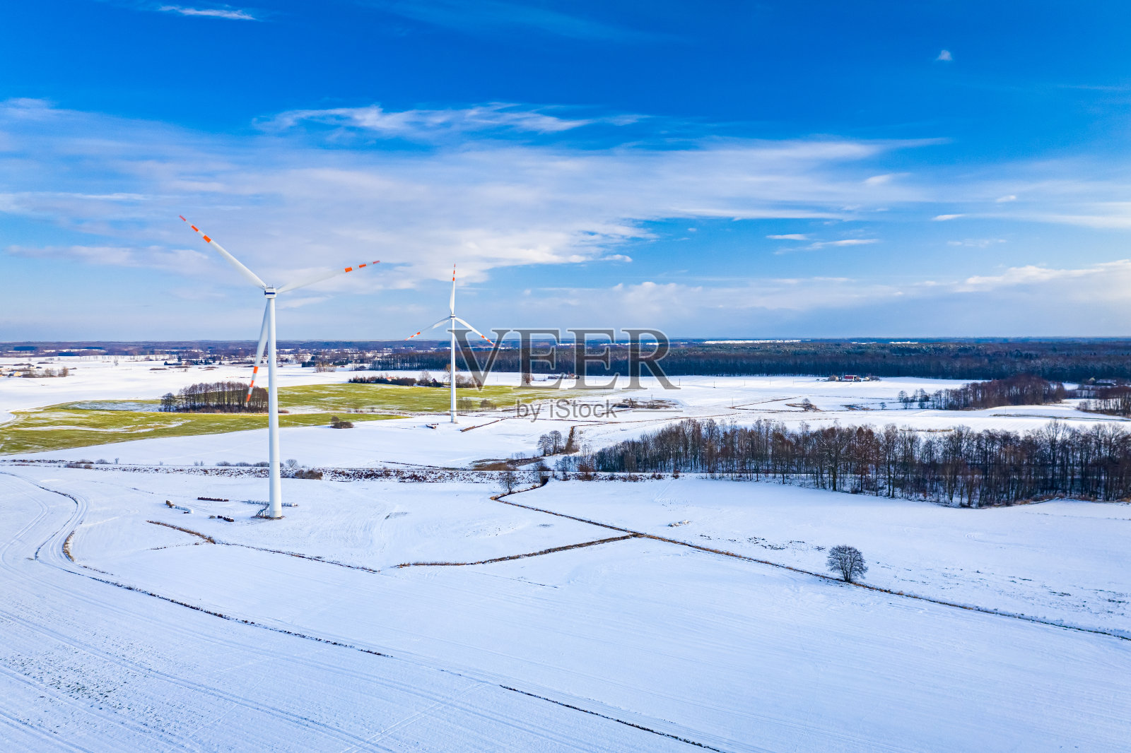 雪域上的风力涡轮机。冬季替代能源照片摄影图片