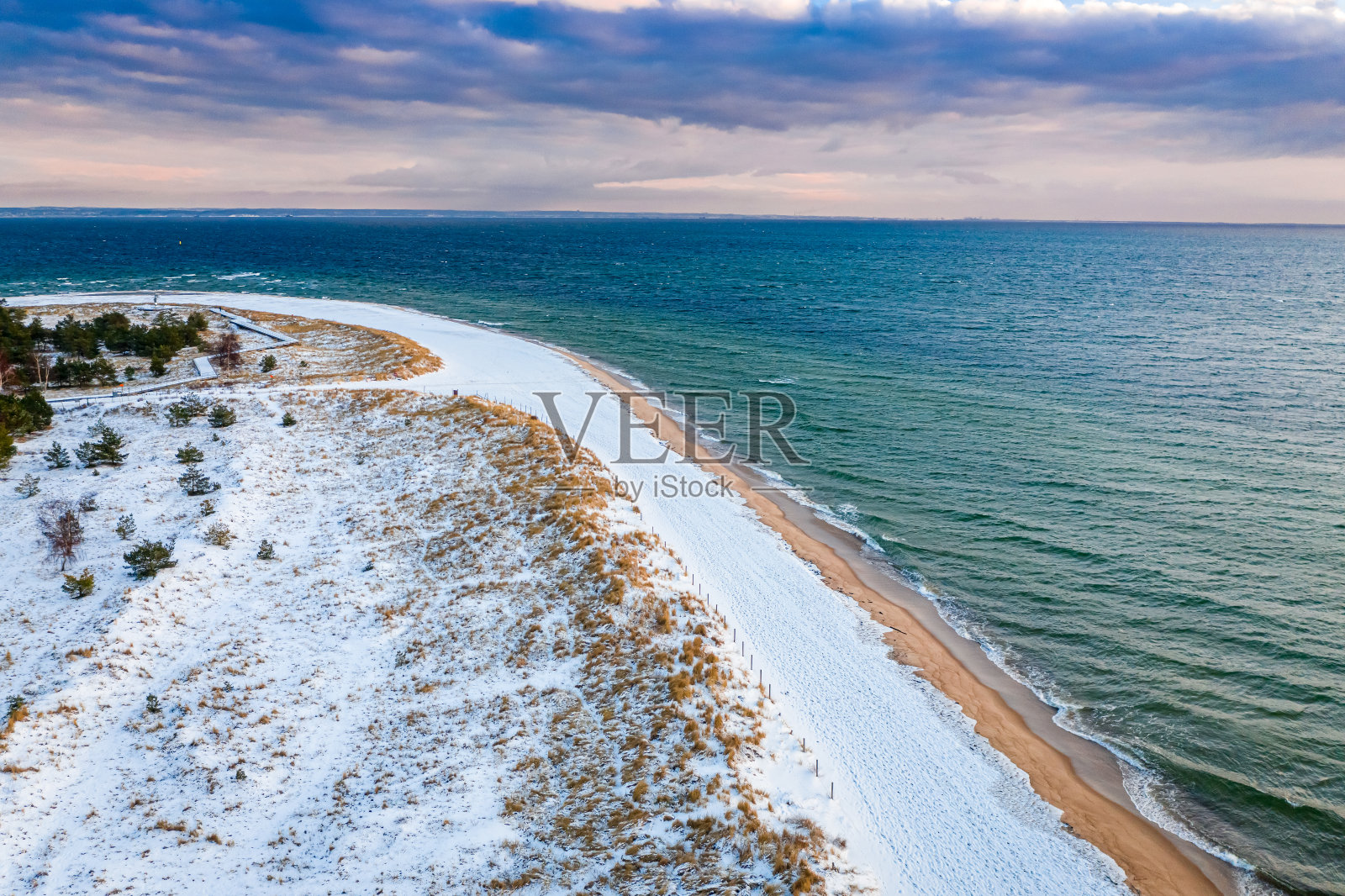 波罗的海，冬季的赫尔半岛和白雪覆盖的海滩照片摄影图片