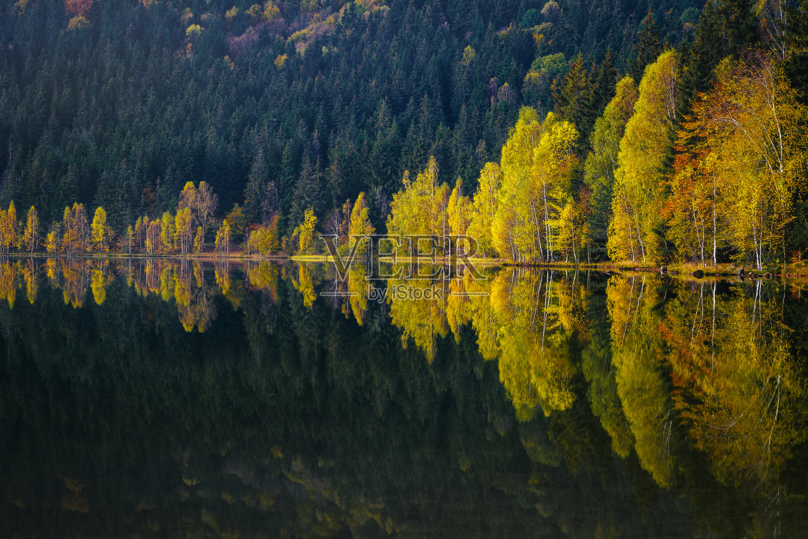 风景如画的秋天，圣安娜湖和五颜六色的森林照片摄影图片