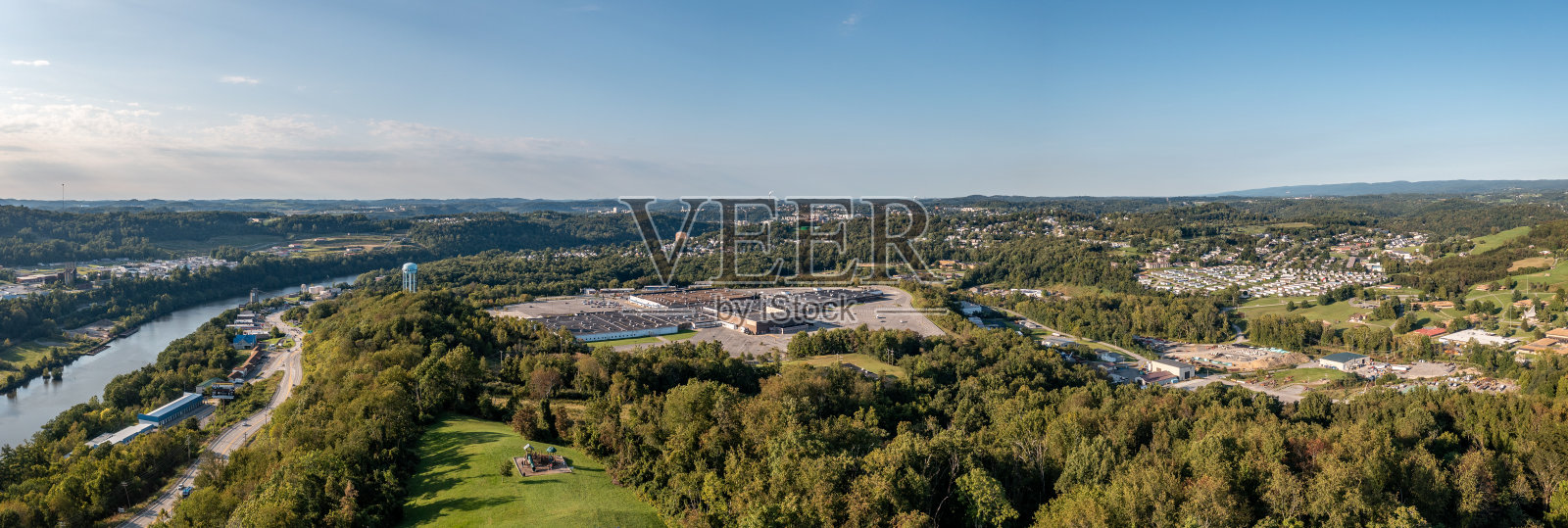 西弗吉尼亚州摩根敦的空中全景图，以购物中心为前景照片摄影图片