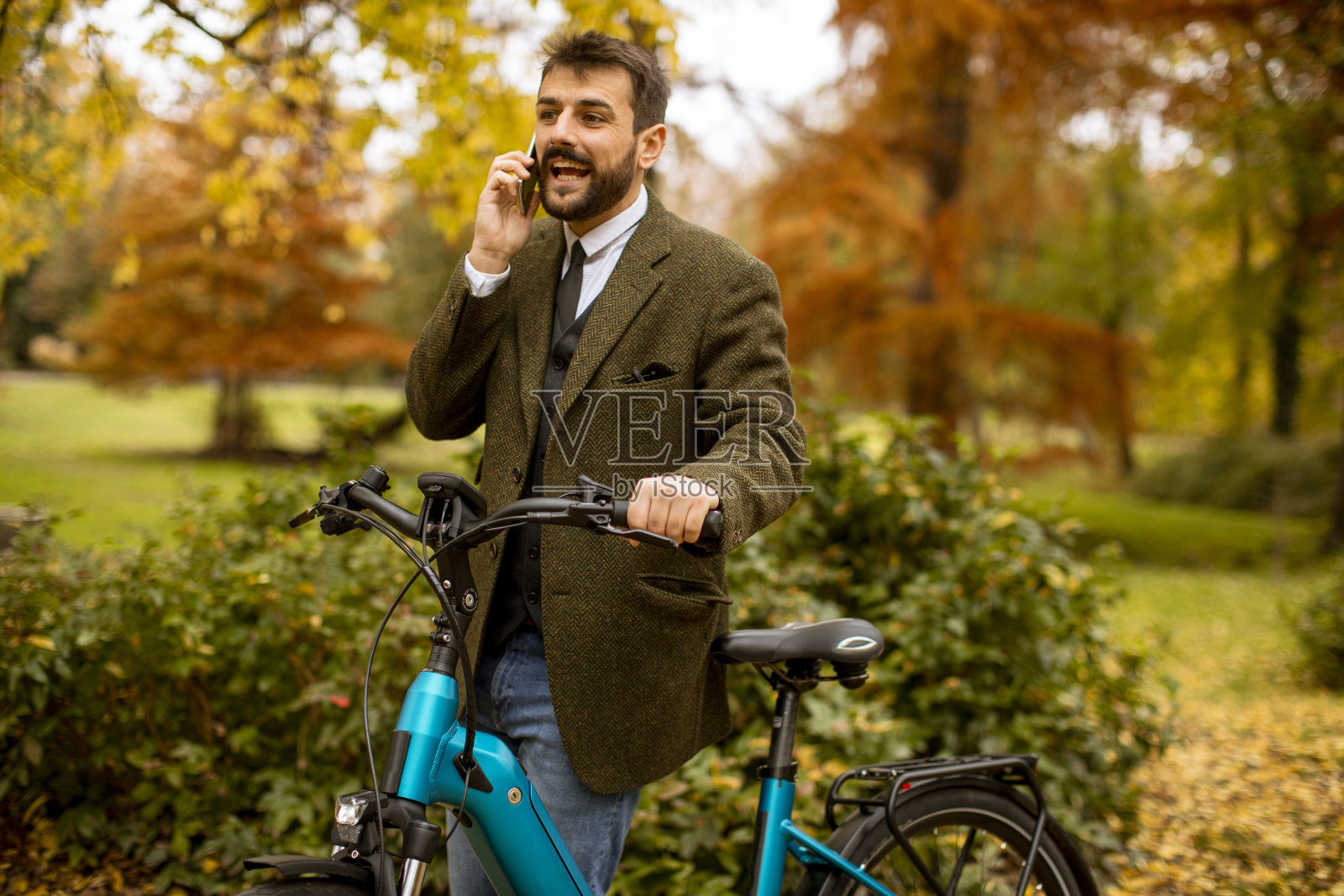 秋天公园里骑电动自行车的年轻人照片摄影图片