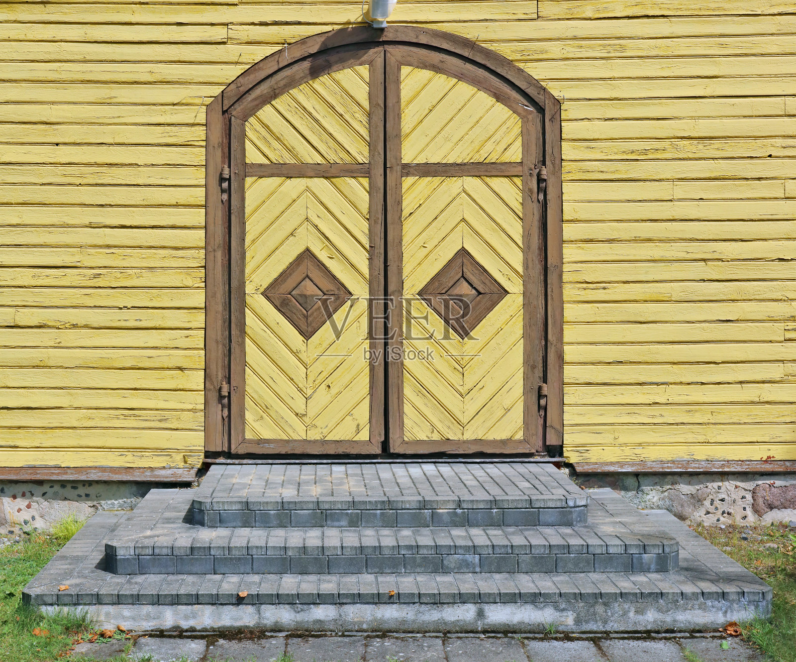 古色古香的木制教堂大门和墙壁照片摄影图片