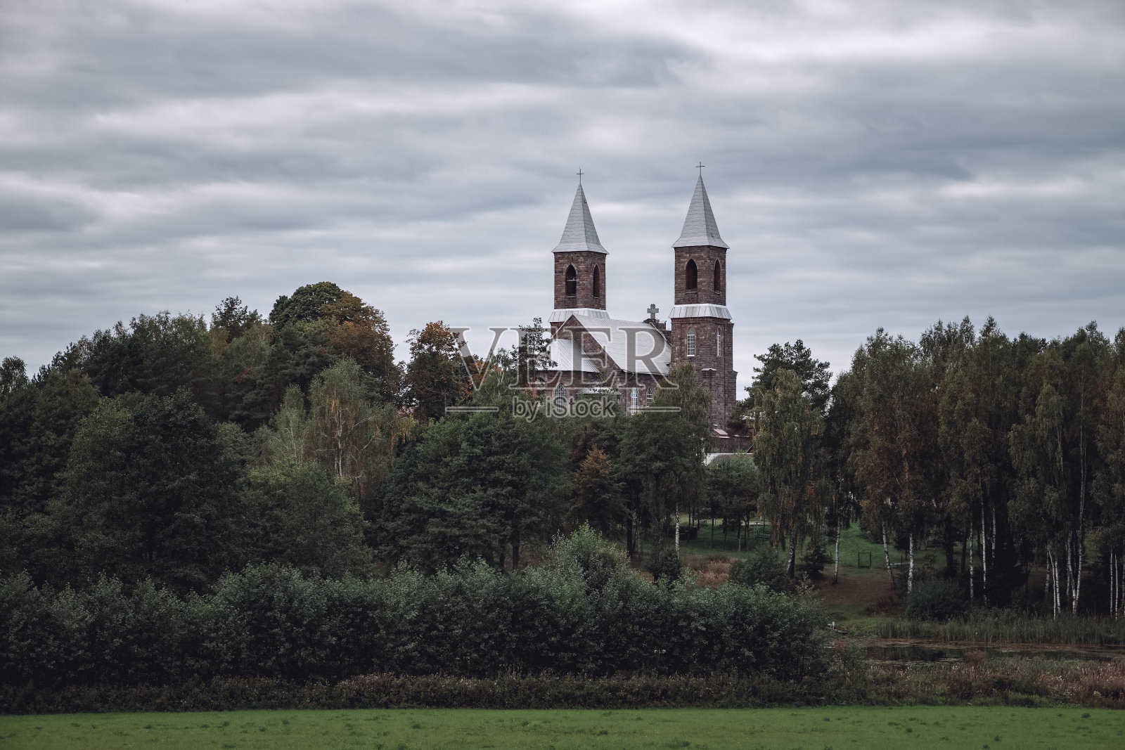 白俄罗斯明斯克地区Rubezhevichi村的圣约瑟夫旧天主教堂。照片摄影图片