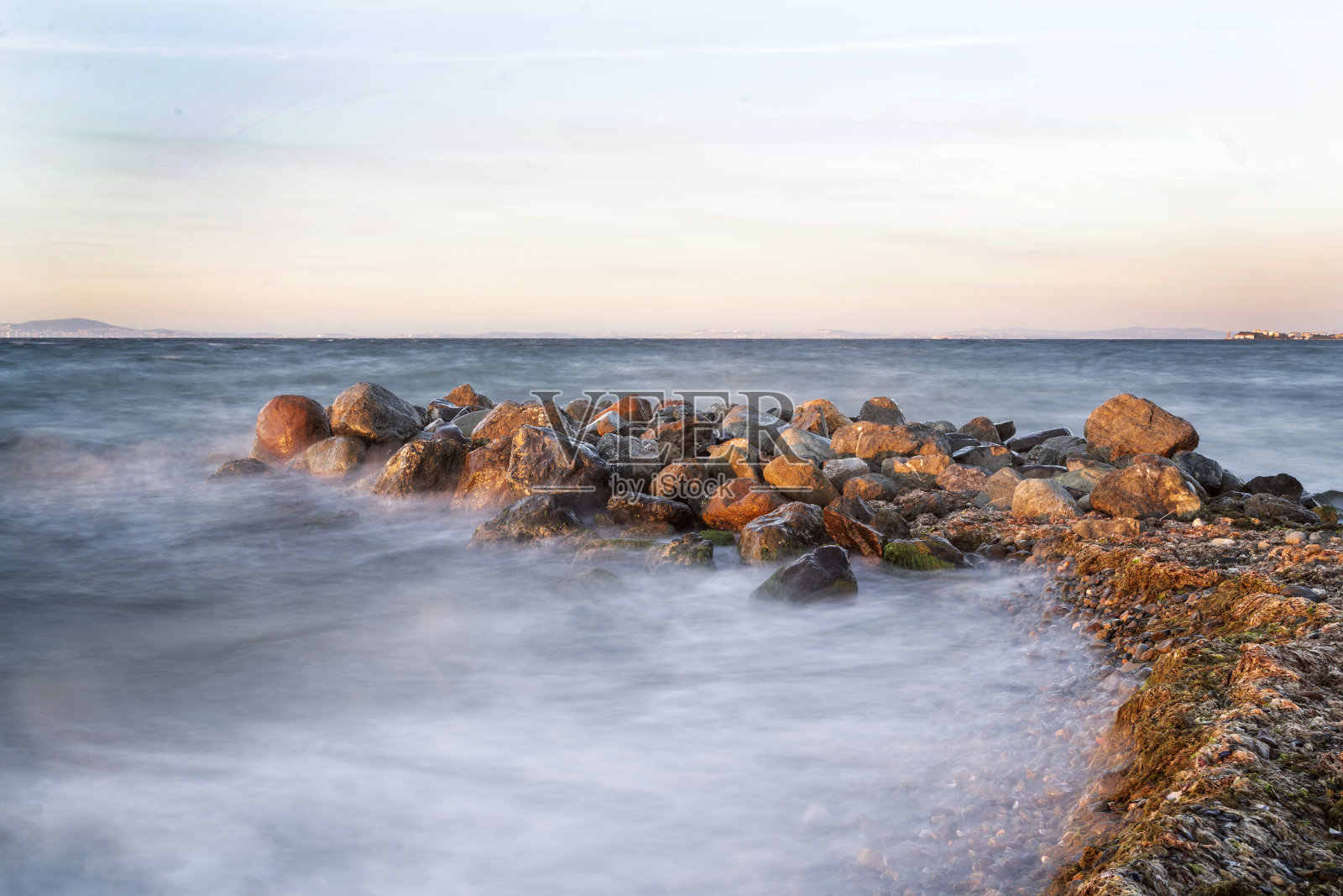景观海浪与岩石长曝光照片摄影图片