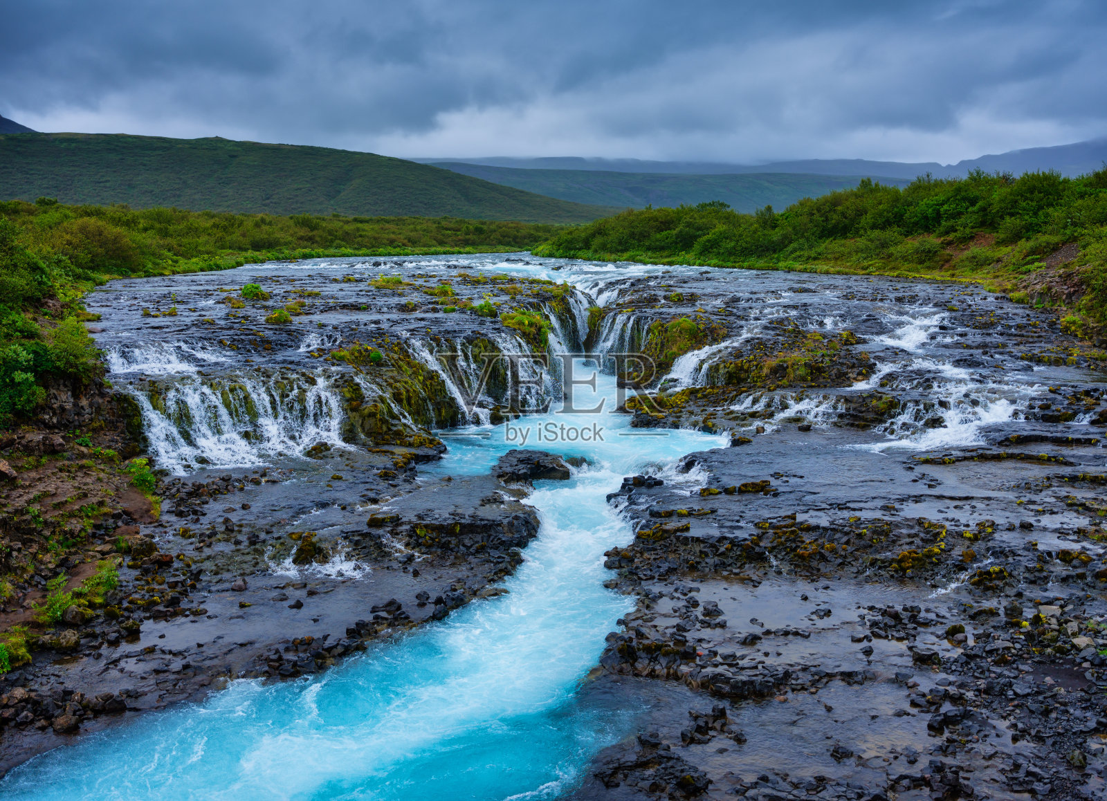 Bruarfoss瀑布,冰岛。冰岛著名的地方。湍急的河流和瀑布。夏天的自然景观。旅游度假形象照片摄影图片