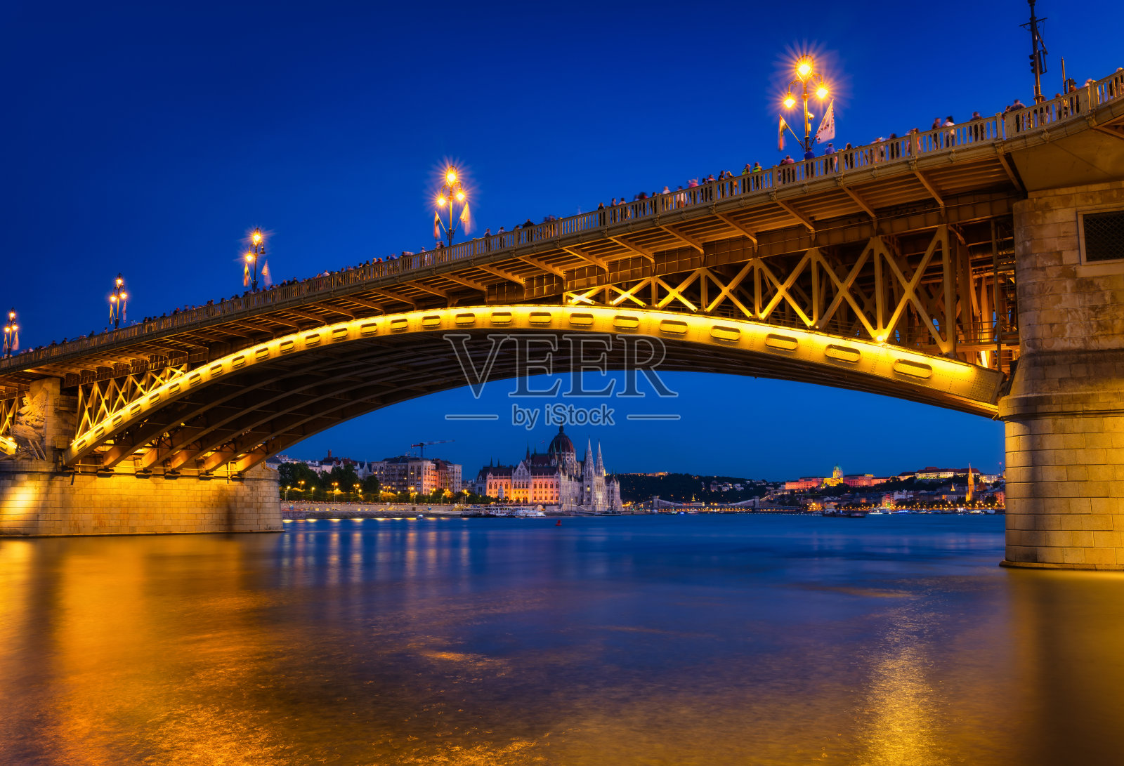 匈牙利布达佩斯的桥梁。古老的历史建筑、桥梁和多瑙河。照片摄影图片