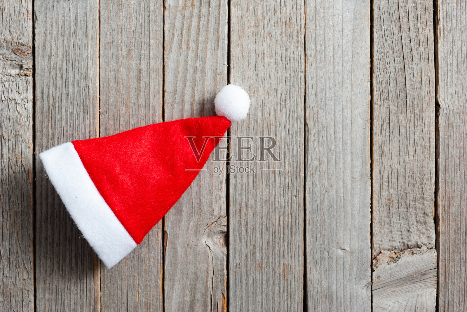 圣诞老人的帽子在旧的木制背景照片摄影图片