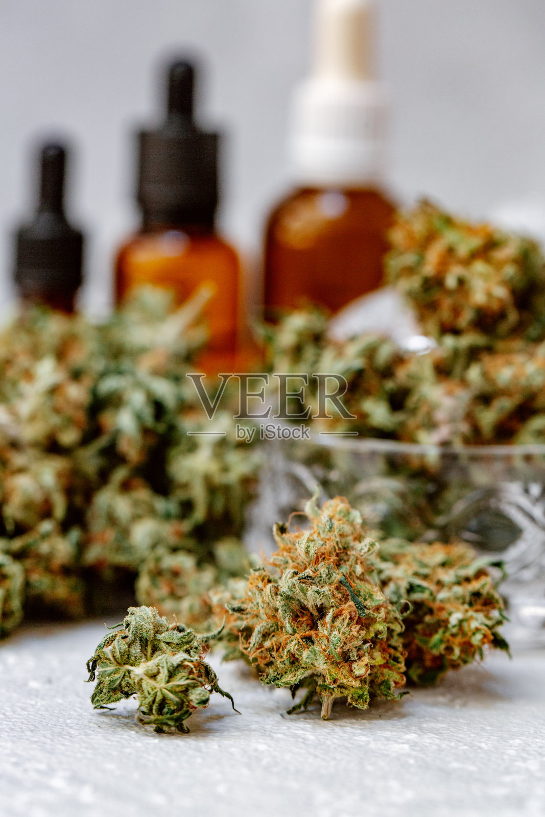 大麻油，医用大麻产品包括大麻叶，干芽，cbd和大麻油在黑木背景照片摄影图片