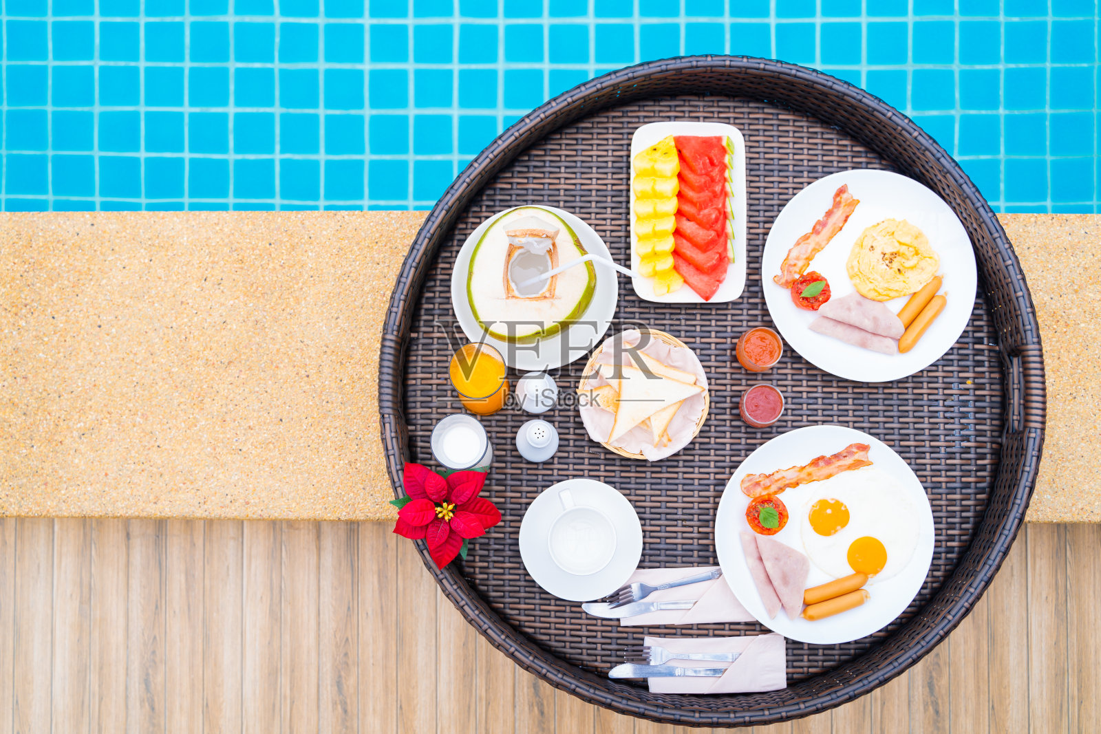 漂浮的早餐托盘在早上在泳池边在热带度假照片摄影图片