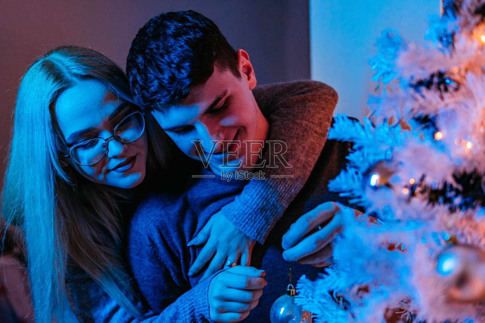 情侣装饰圣诞树照片摄影图片