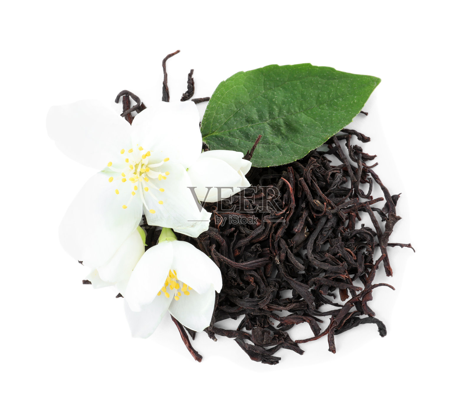 干绿茶和新鲜茉莉花隔离在白色，俯视图照片摄影图片