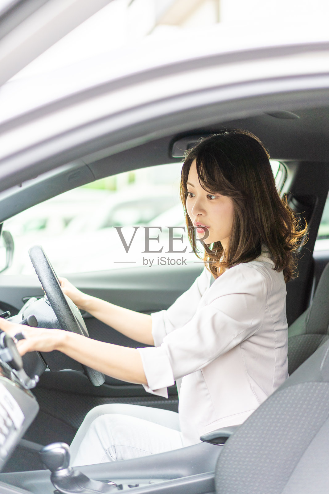 一个年轻女子在操作汽车导航系统照片摄影图片