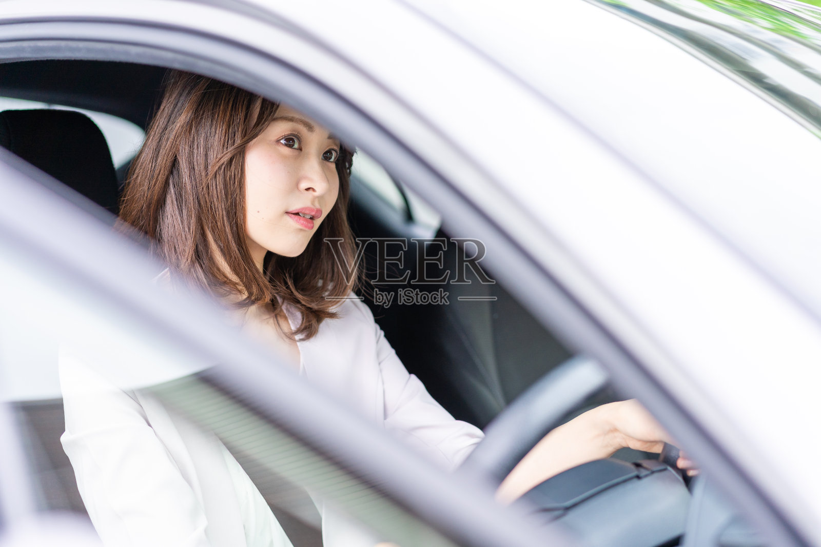 一个开车的年轻女人照片摄影图片