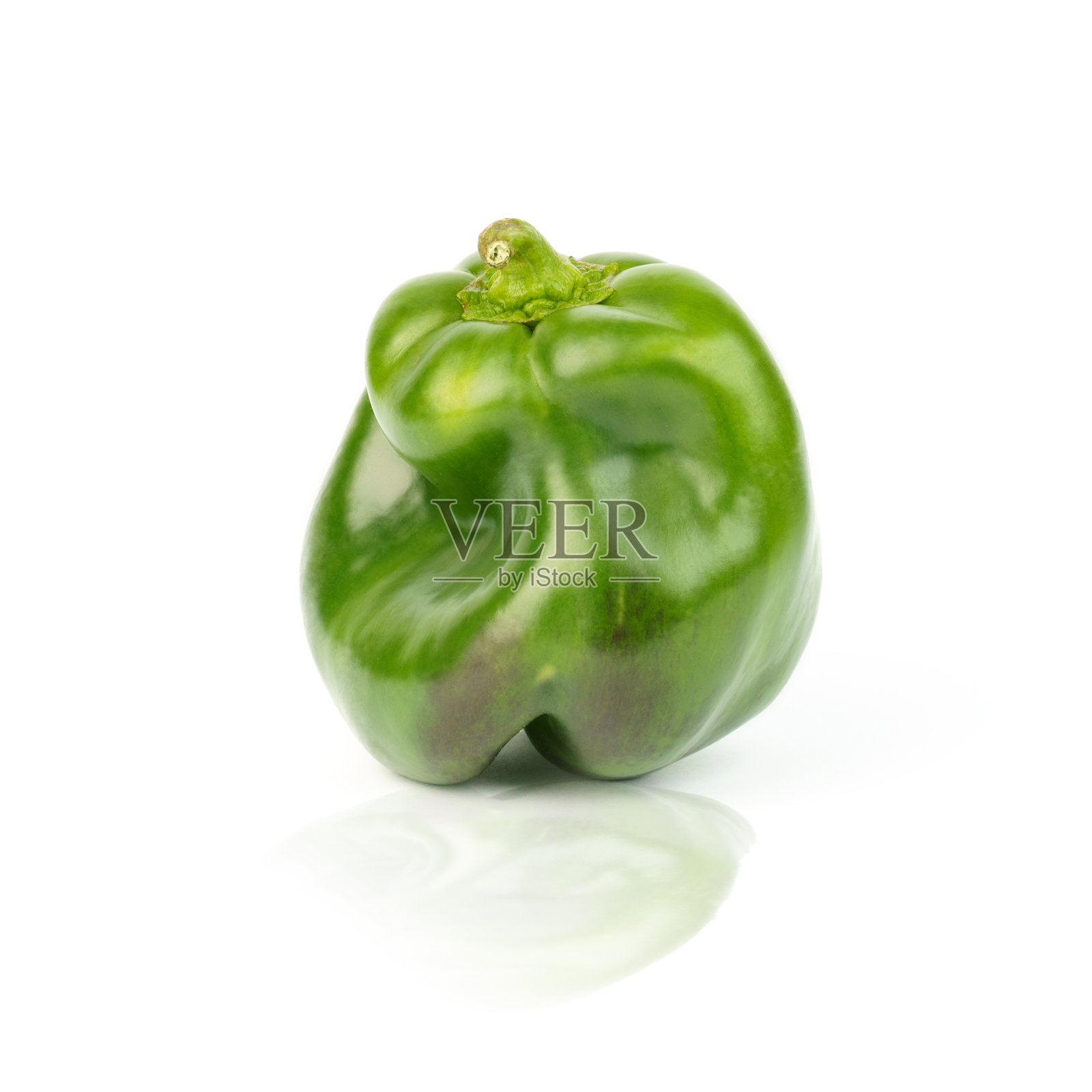 绿色的甜椒孤立在白色的背景上。照片摄影图片