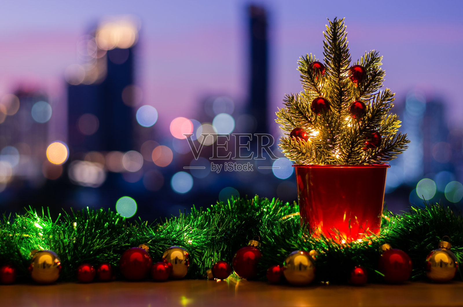 用小饰物和彩灯装饰的圣诞树照片摄影图片