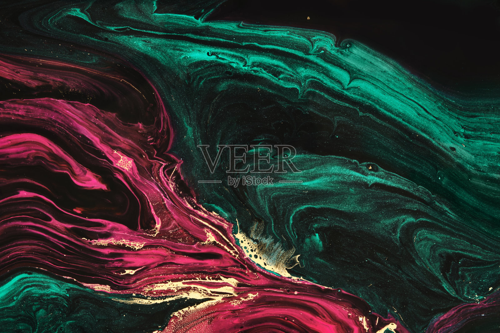 流体艺术。金属金在抽象的绿色和紫色波浪。大理石效果背景或纹理照片摄影图片