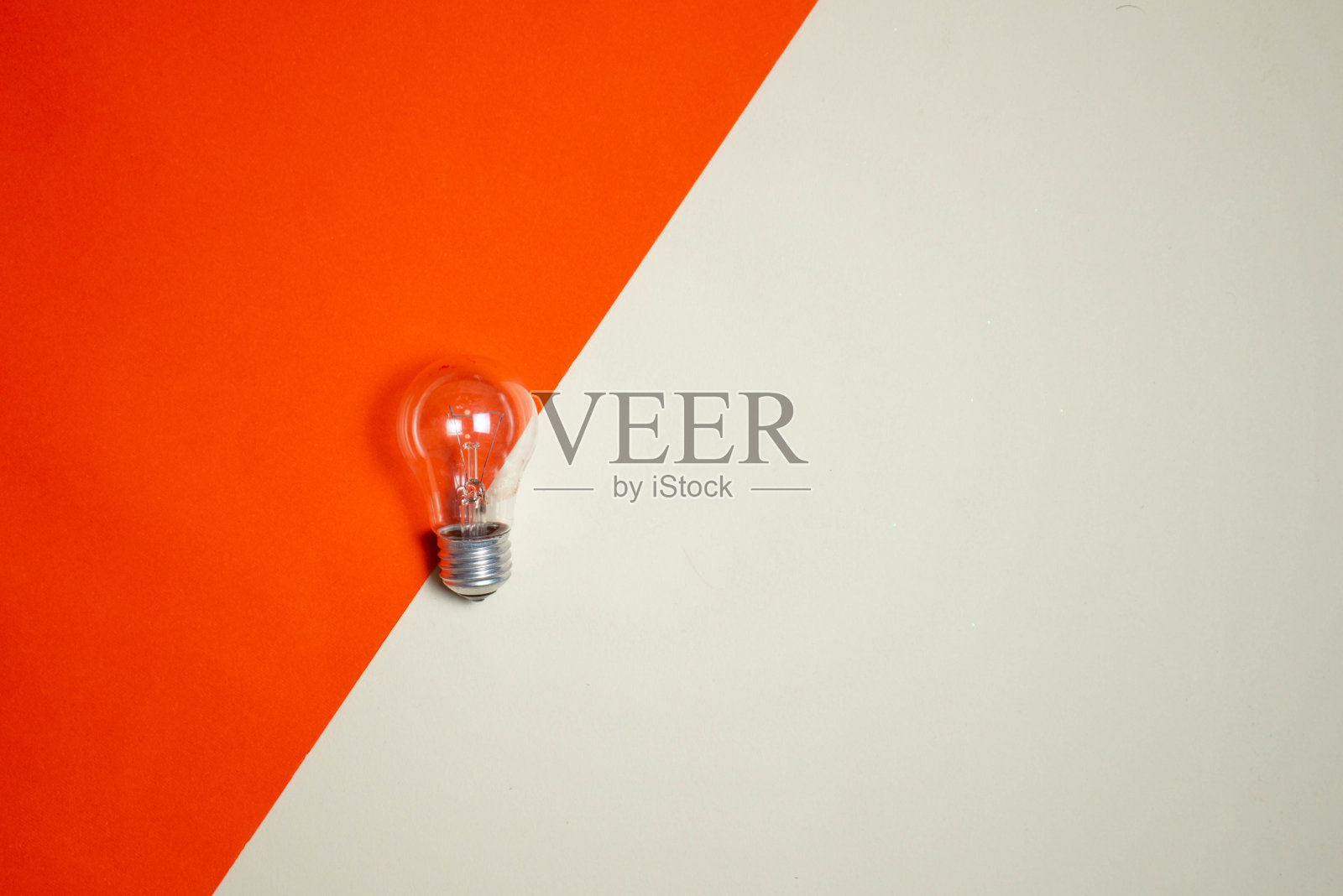 商业创意和灵感的概念与灯泡在橙色的背景。成功的动力。认为大思想照片摄影图片