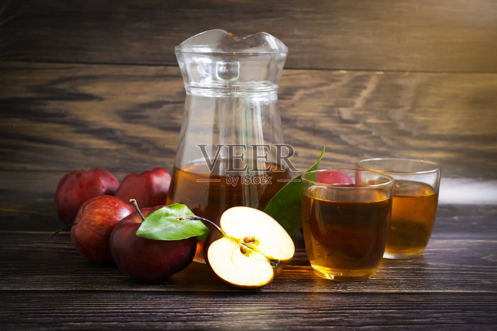 木制背景上的苹果汁照片摄影图片