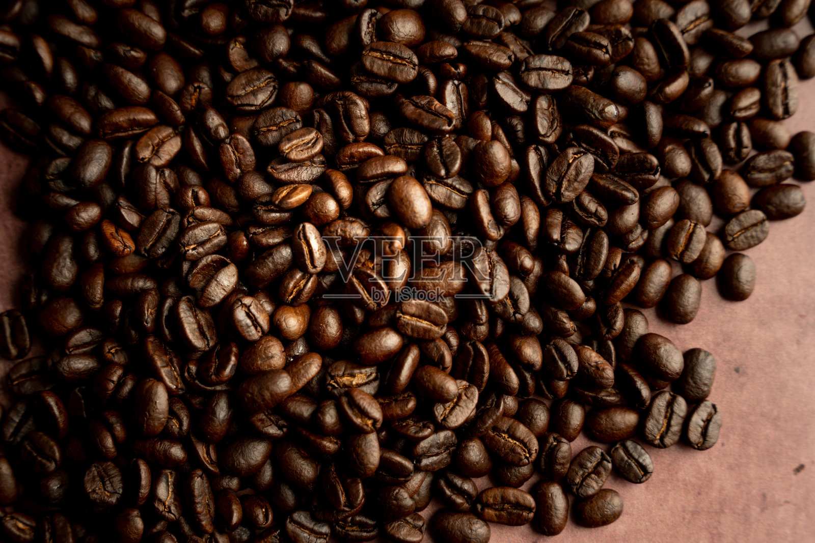 新鲜烘焙咖啡豆在一堆在一个乡村的背景照片摄影图片