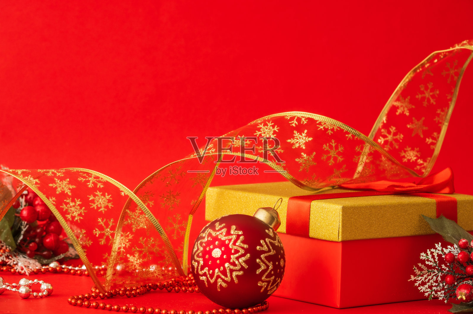 红色背景上有礼物和圣诞球的盒子照片摄影图片