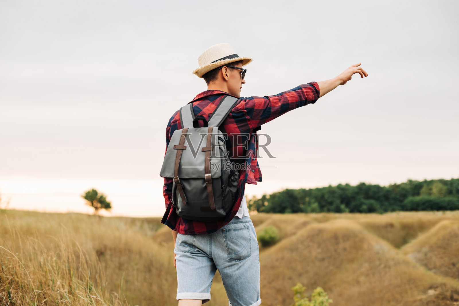 一个年长的男人背着他的妻子背对天空的特写照片摄影图片_ID:147660296-Veer图库