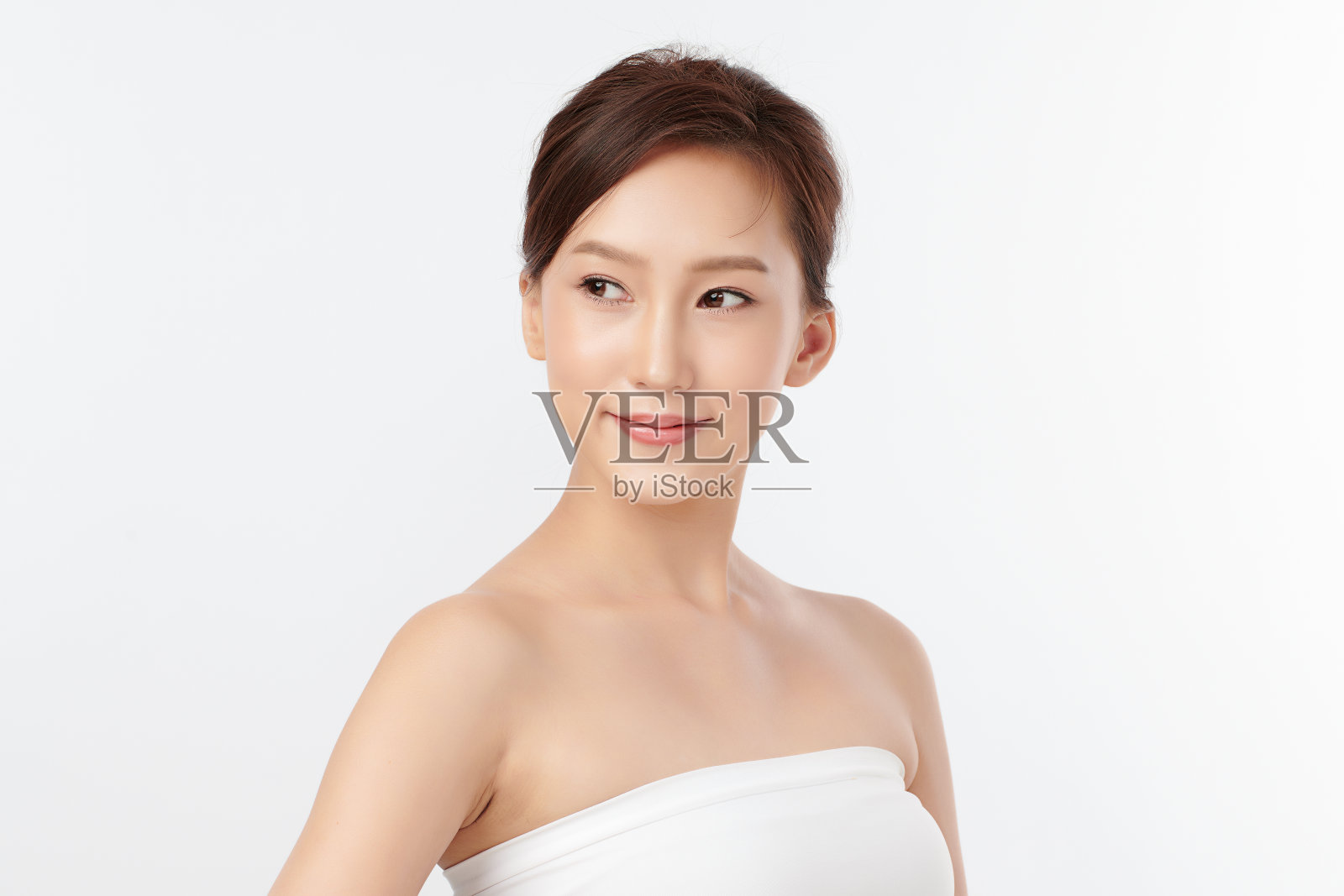 美丽年轻的亚洲女性与干净新鲜的皮肤在白色的背景，面部护理，面部治疗，美容，美容和水疗，亚洲女性肖像。照片摄影图片