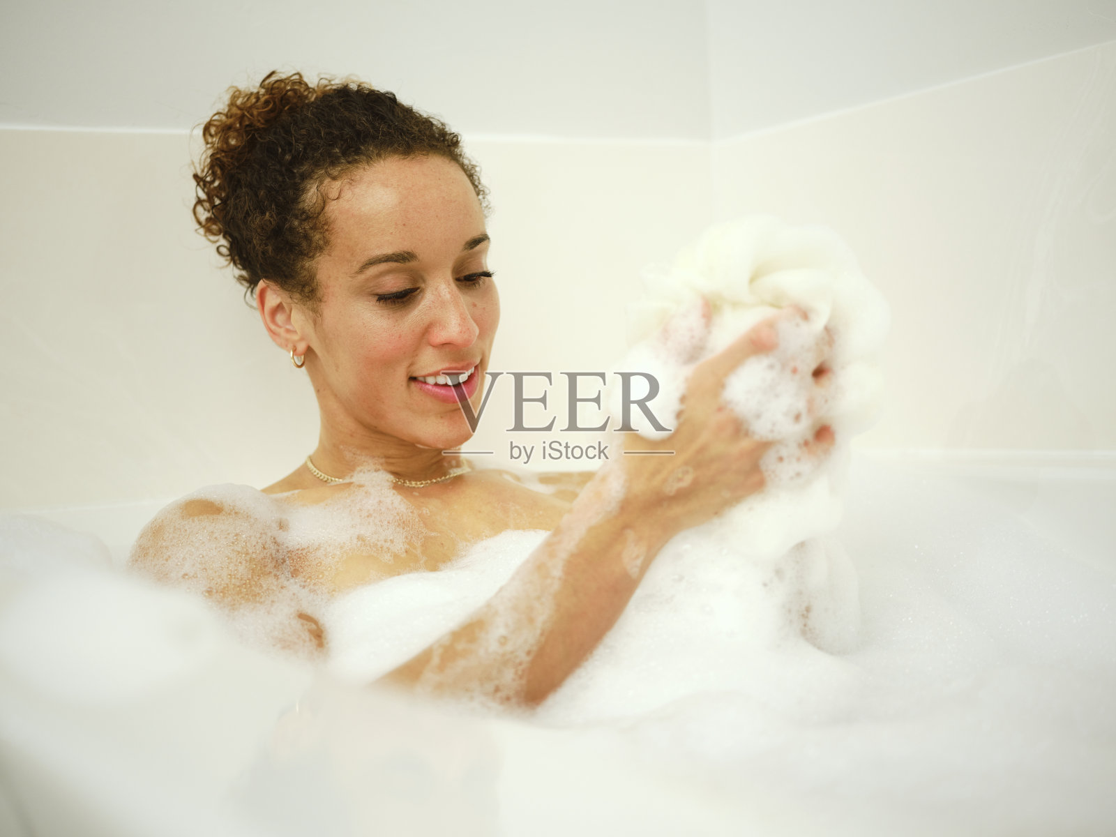 女孩在沐浴，孤立的女人洗浴和泡沫插画图片素材_ID:370883521-Veer图库