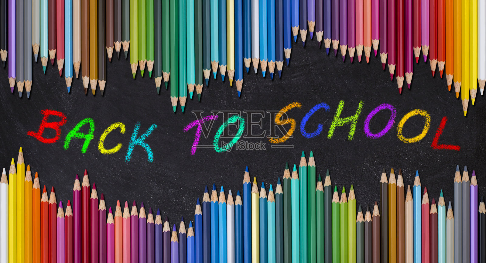 黑板上的彩色铅笔回到学校照片摄影图片