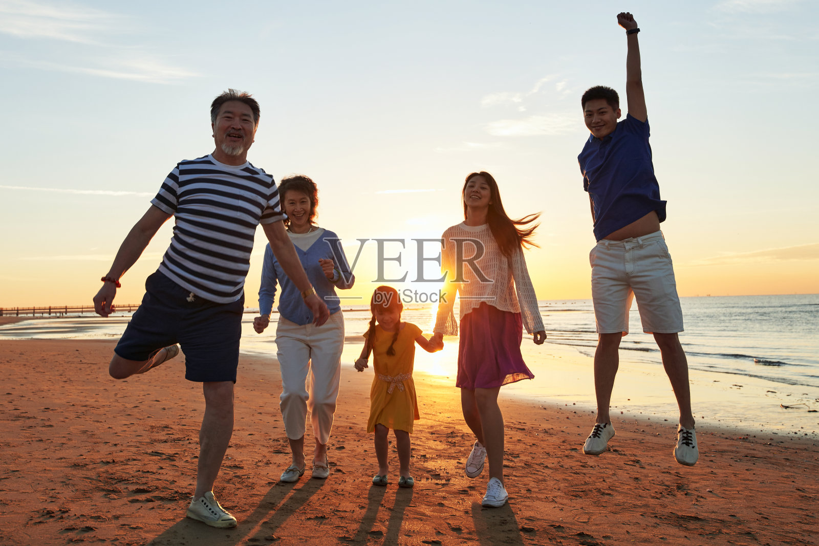 在海边度假的快乐家庭照片摄影图片