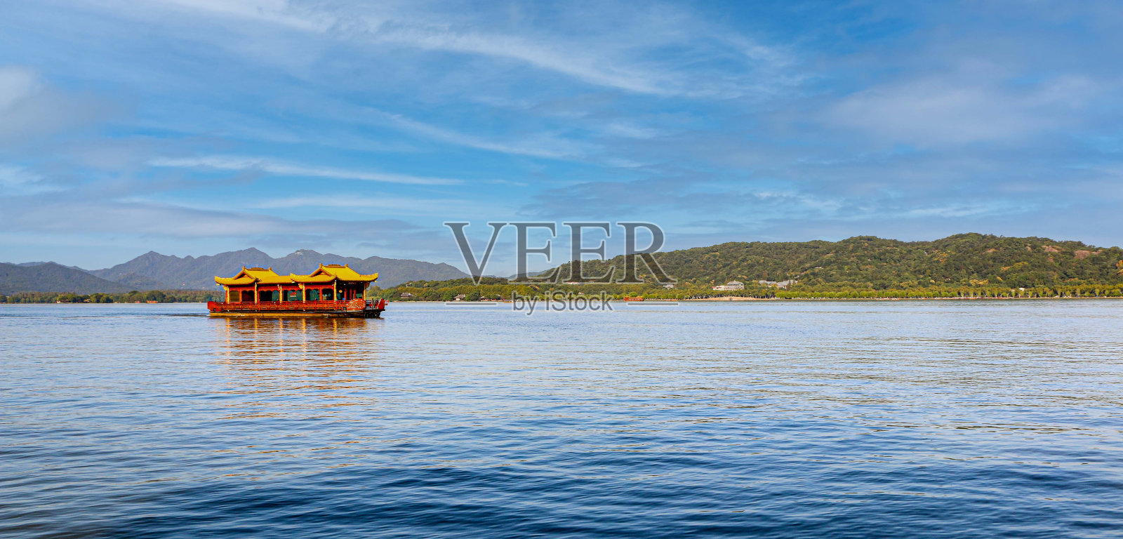 中国杭州西湖的宁静和美丽的风景，中国式的游船漂浮在水面上照片摄影图片