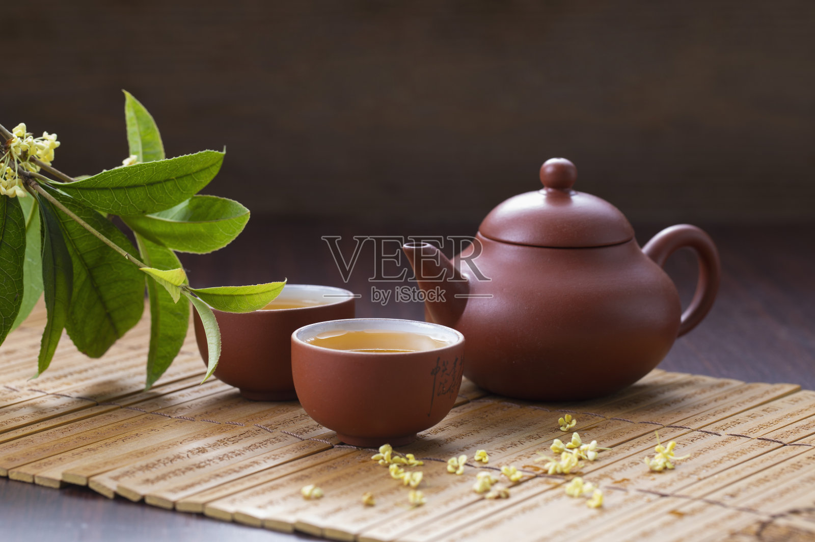 中国茶壶和茶杯在桌上的竹简上照片摄影图片
