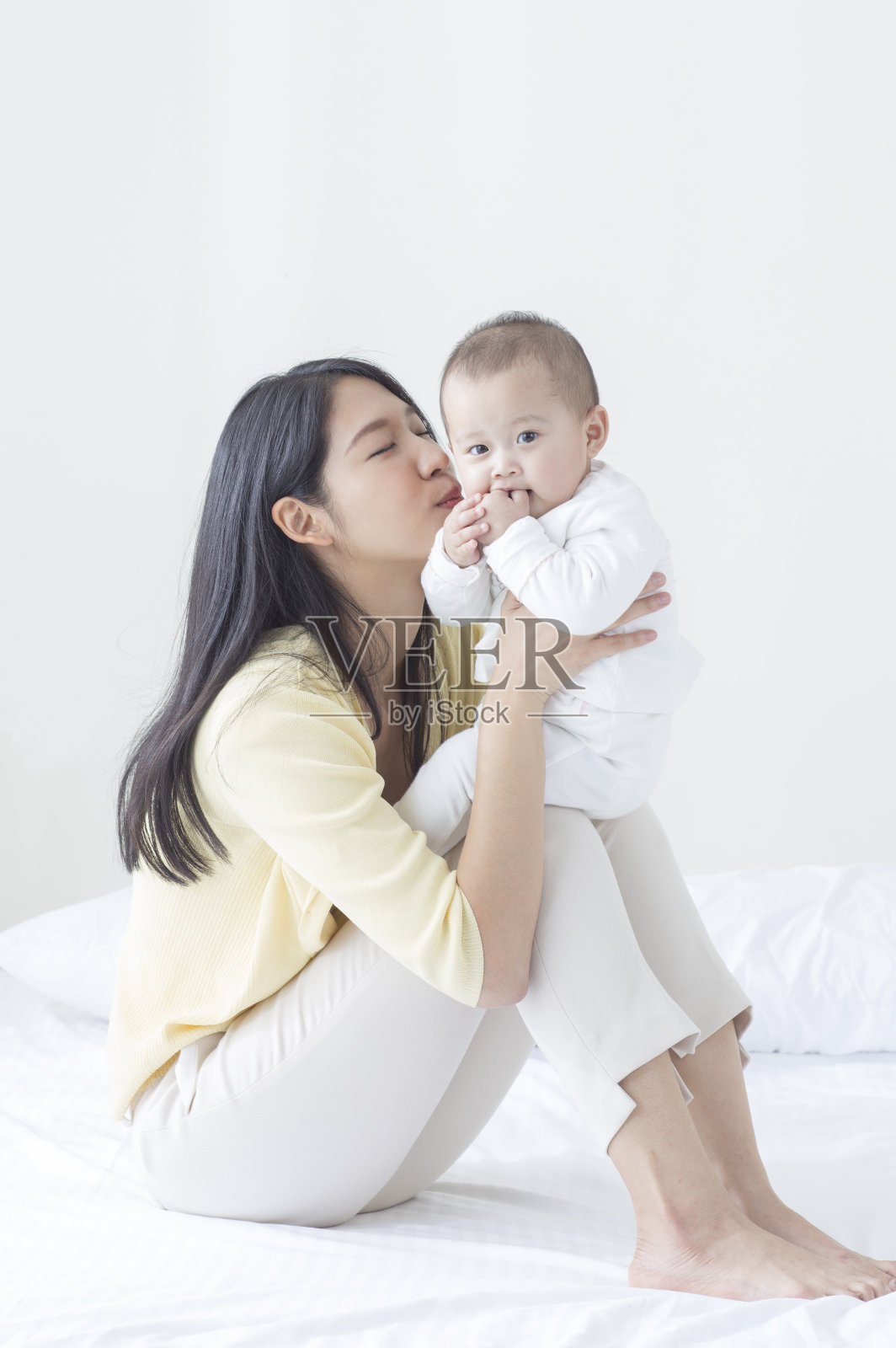 年轻妈妈陪宝宝玩耍-蓝牛仔影像-中国原创广告影像素材