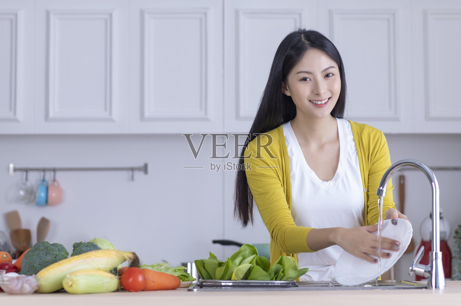 快乐的女人在家做饭照片摄影图片_ID:149512523-Veer图库