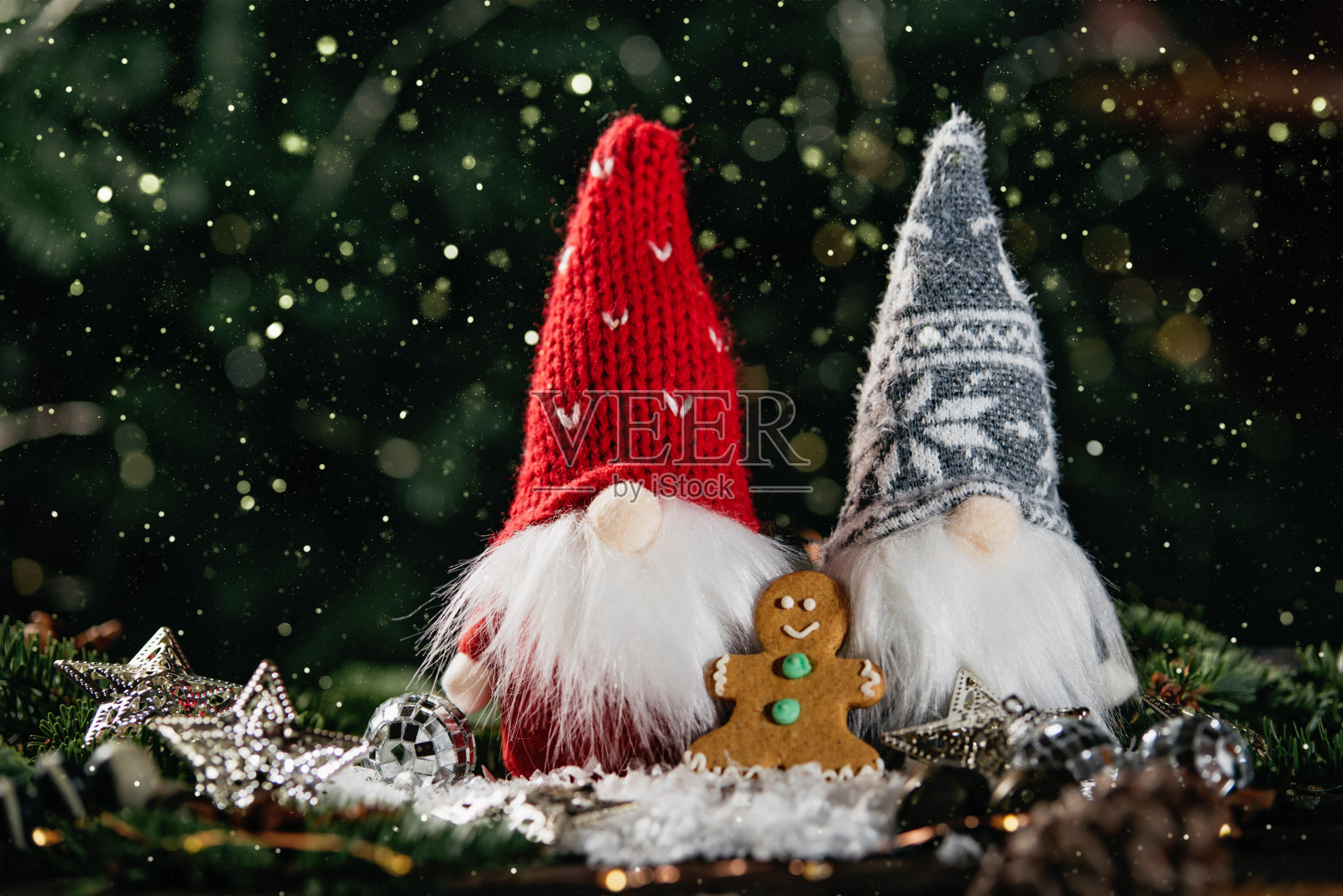 圣诞作文与侏儒和节日装饰在木制背景。照片摄影图片