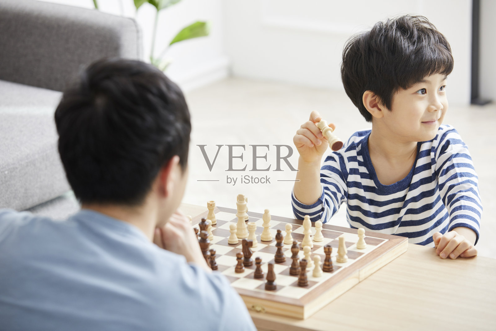 国际象棋、家庭,父亲,儿子,韩国人照片摄影图片