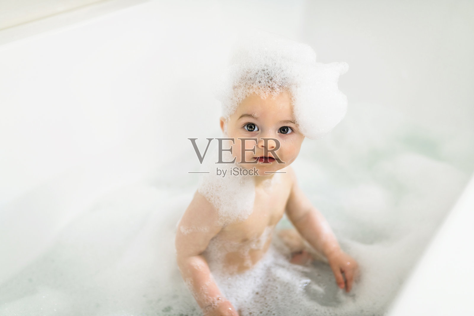 小男孩正在洗澡照片摄影图片_ID:103864383-Veer图库