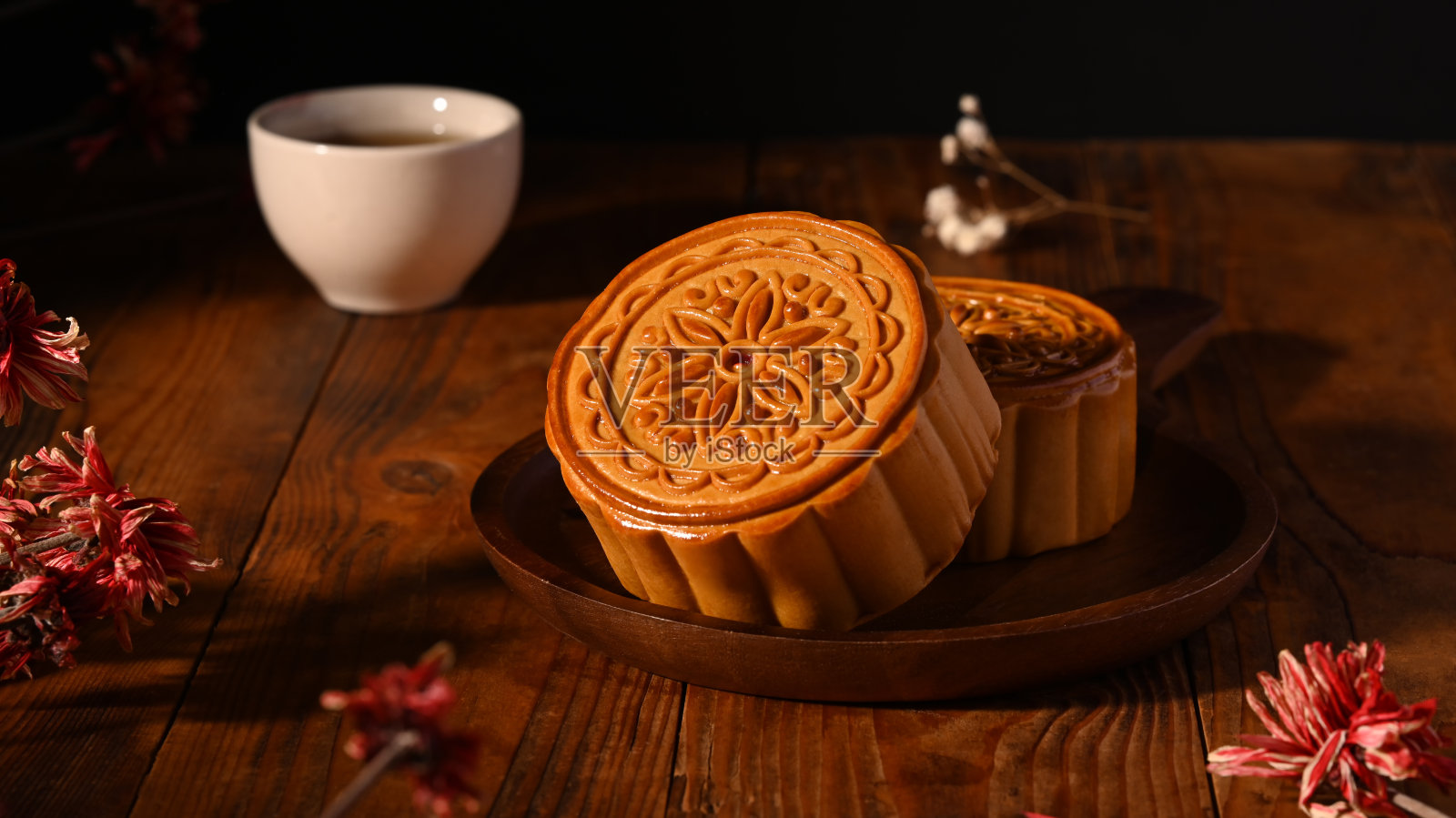 木制背景上美味的中国传统月饼和茶。中秋节或中国传统节日。照片摄影图片