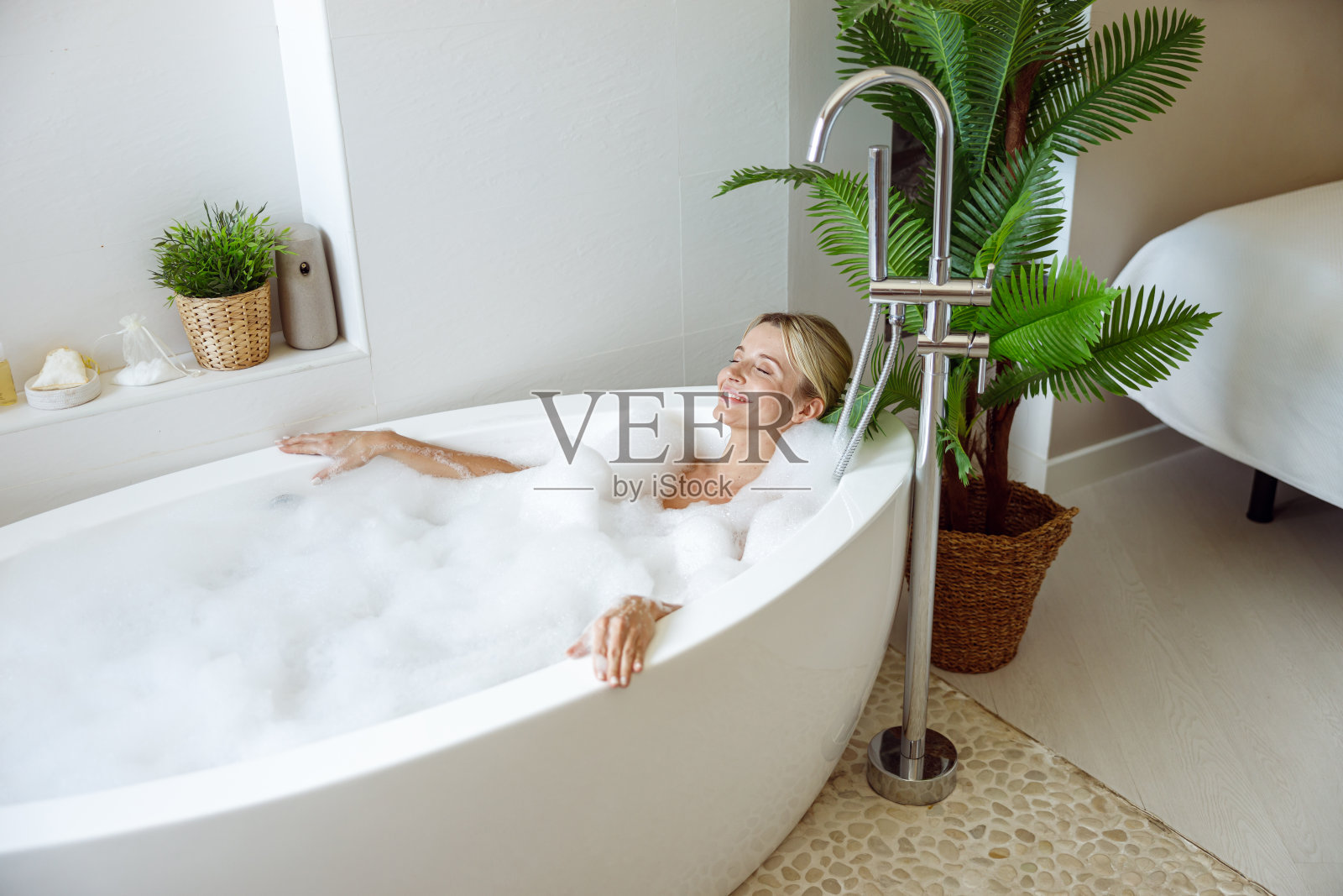 女性躺在浴缸洗泡泡浴玩泡泡圖片素材-JPG圖片尺寸8009 × 5342px-高清圖案501791684-zh.lovepik.com