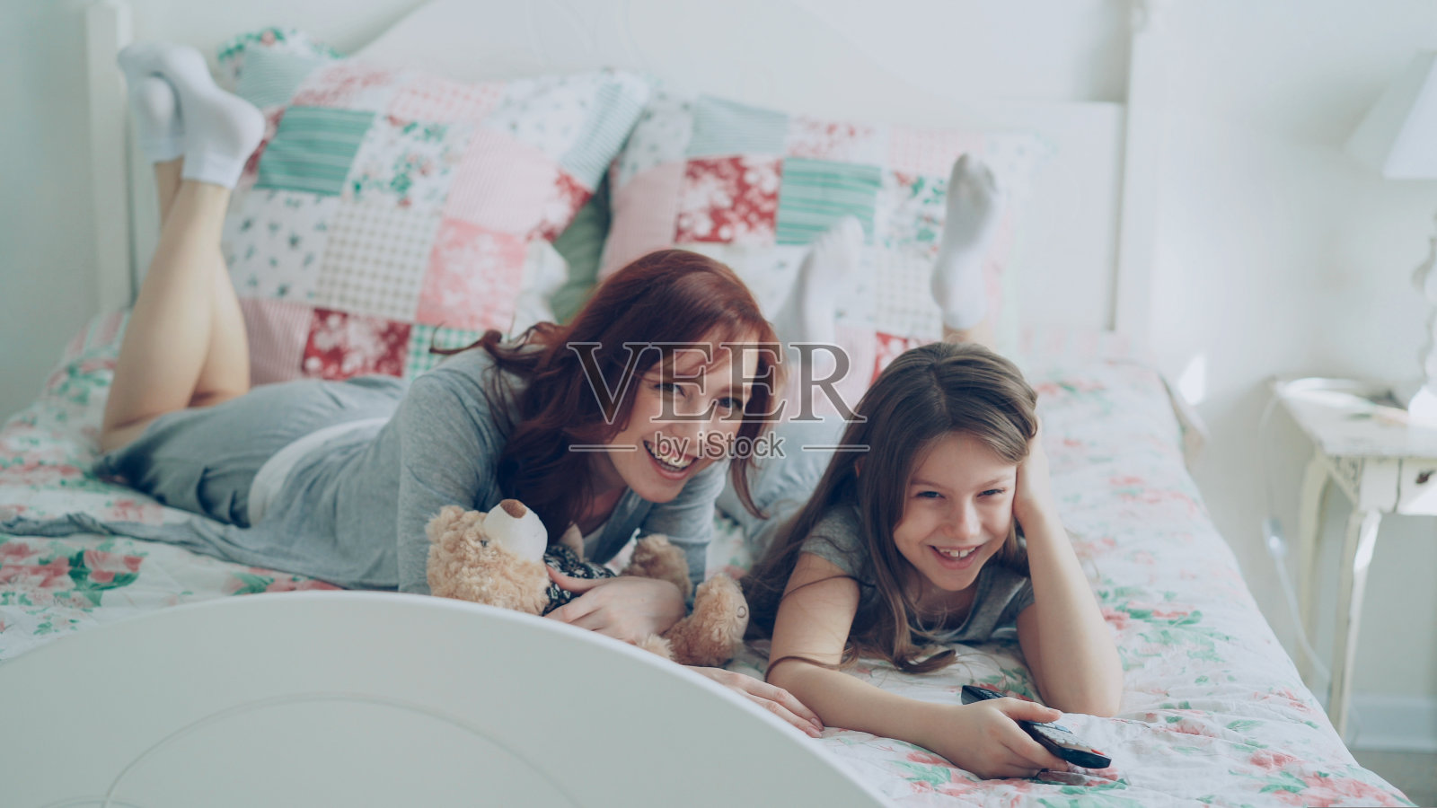 快乐的妈妈和孩子打扫房间，玩得开心照片摄影图片_ID:129810245-Veer图库