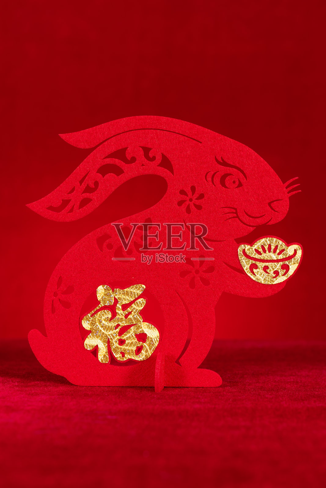 中国新年兔子吉祥物剪纸上的红色在垂直组成，中文的意思是财富没有标志没有商标照片摄影图片