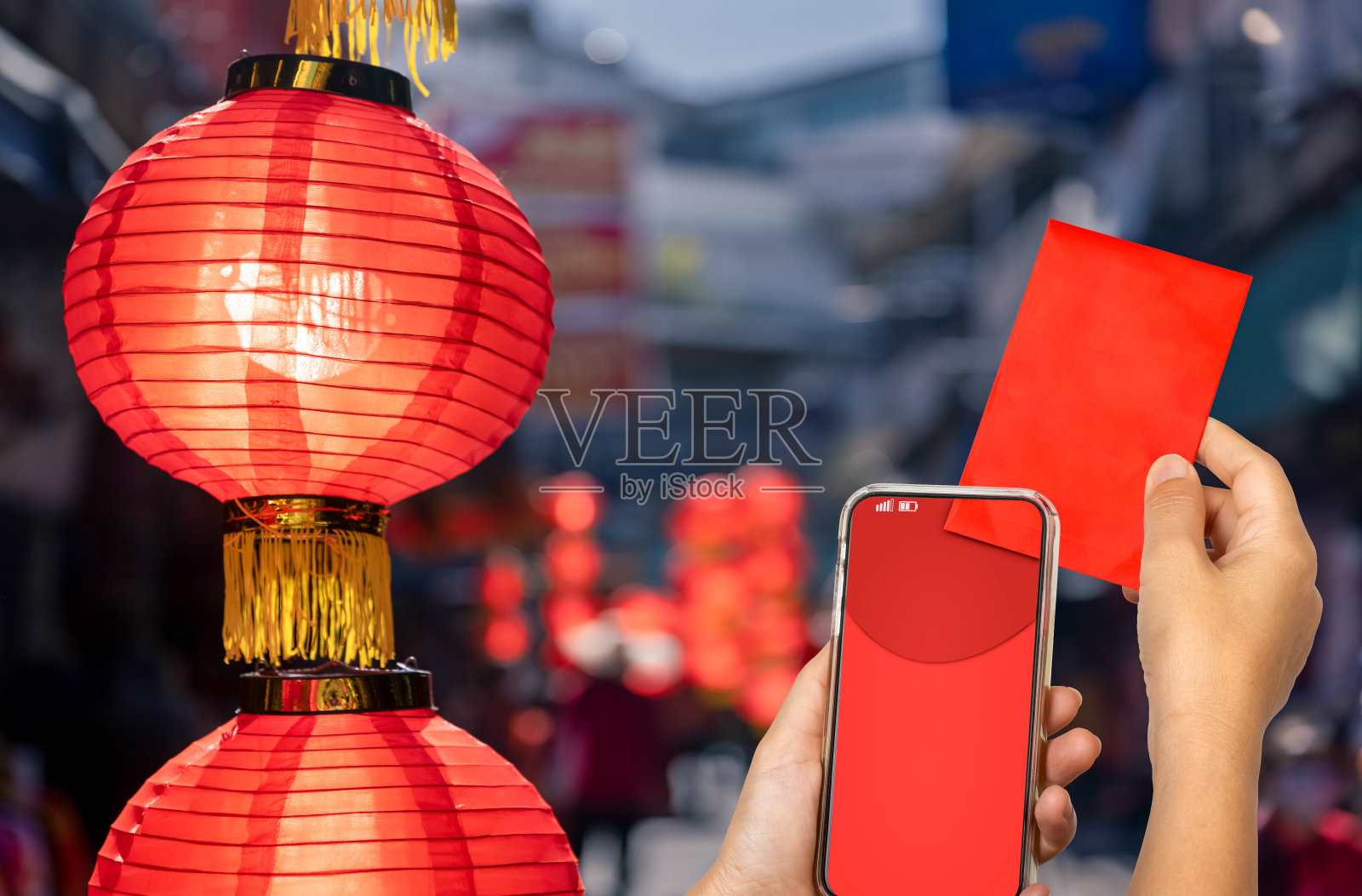 春节的数字红包
通过电话给家人发钱。照片摄影图片