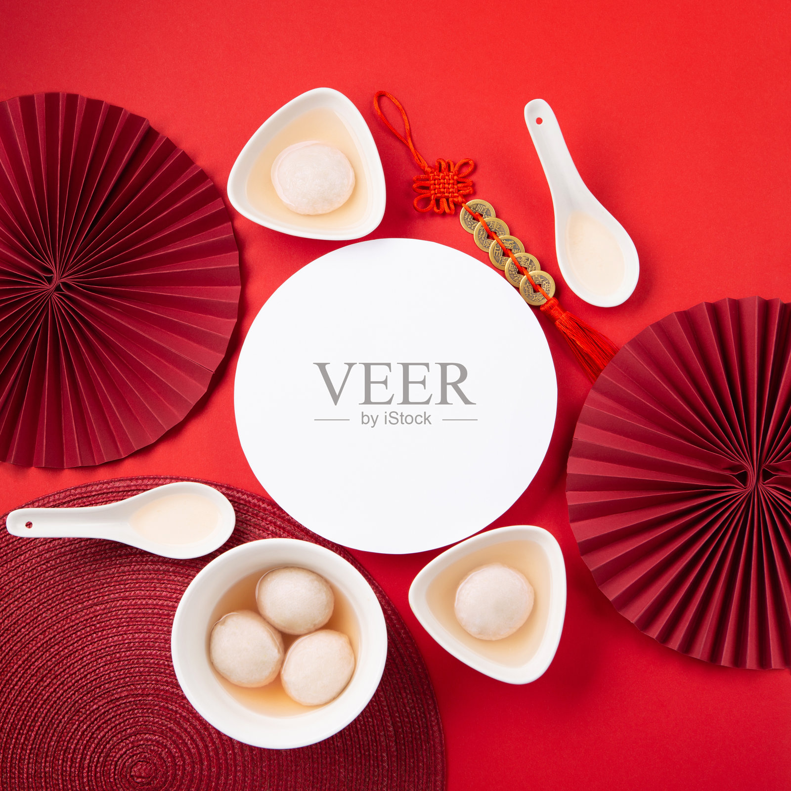 中国农历新年概念。红桌上的甜汤圆照片摄影图片