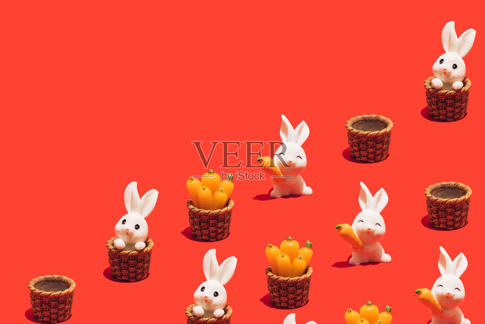 无缝模式的小白兔在充满活力的红色背景。兔是中国新年的象征。2023年快乐，祝你好运!照片摄影图片