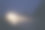 黄昏时分，汽车在浓雾中行驶在肮脏的道路上素材图片