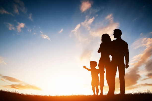 幸福的家庭在一起,父母和他们的孩子在日落图片