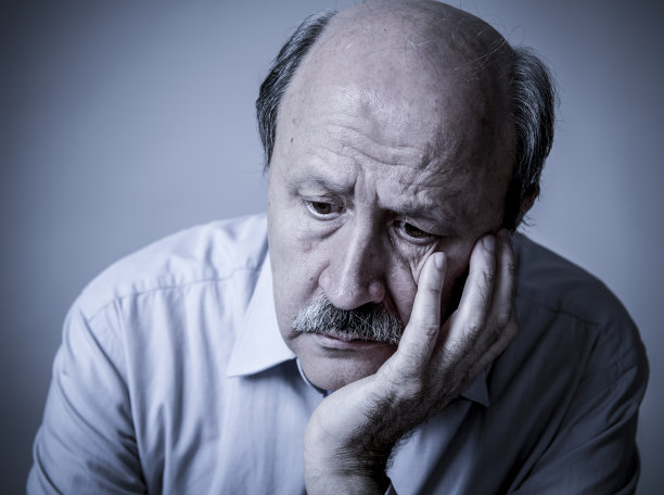 60多岁的老年老人的头像,看起来悲伤和担心的痛苦和抑郁在悲伤的面部