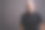 摄影棚里的一个肌肉发达的秃顶男人穿着黑色衬衫，背景是灰色素材图片