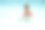 一个小男孩的背影与游泳管在海里。素材图片